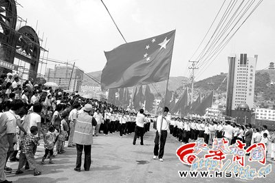 “毛主席”回吴起 26尊毛泽东等伟人铜像昨运抵(组图)