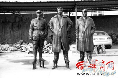 “毛主席”回吴起 26尊毛泽东等伟人铜像昨运抵(组图)