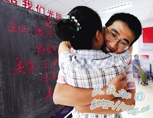80后大学生昨当上村主任(图)