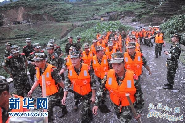贵州关岭山体滑坡致百余人被埋(组图)