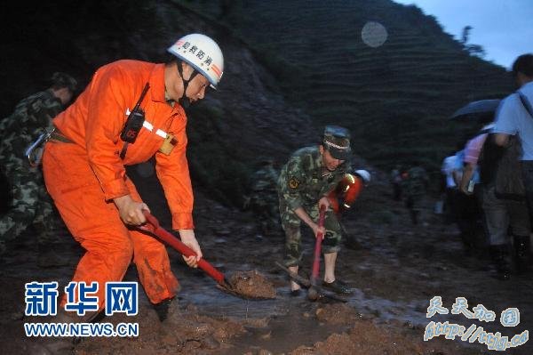 贵州关岭山体滑坡致百余人被埋(组图)