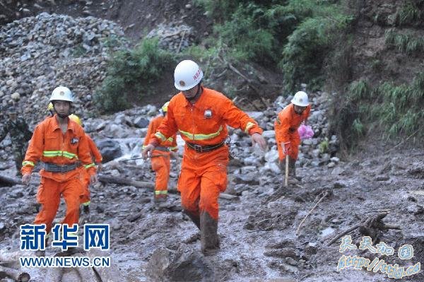 贵州关岭山体滑坡致百余人被埋(组图)