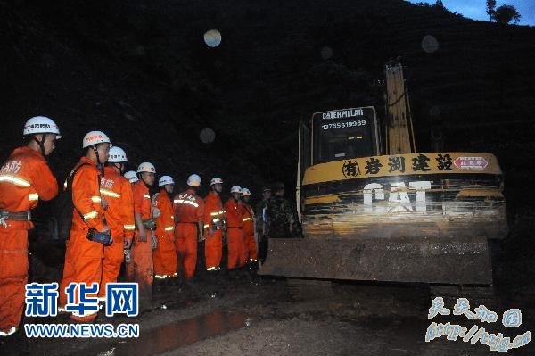 贵州关岭山体滑坡致百余人被埋(组图)