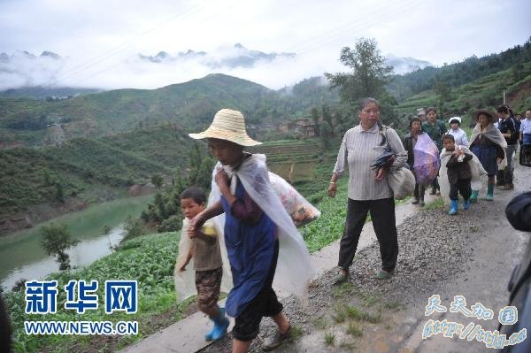 贵州关岭山体滑坡致百余人被埋(组图)