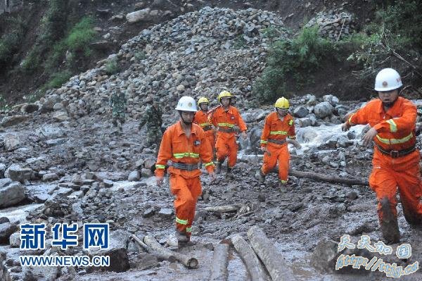 贵州关岭山体滑坡致百余人被埋(组图)