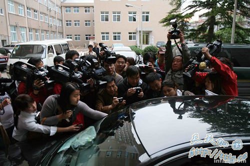 媒体记者在汶川地震后围堵地震局官员。汶川玉树之后,地震局在公众舆论中处于极其尴尬的境地。