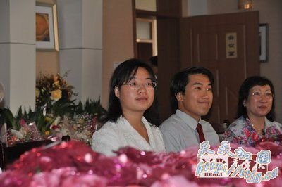 魏敏芝携老公回国探亲胖脸戴眼镜毫无星相(图)