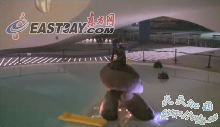 丹麦馆小美人鱼池深夜现人影 多人游泳跳水被录下(组图)