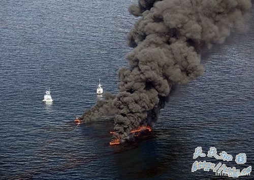 2010年6月19日,美国墨西哥湾回收的泄漏原油继续被点燃,在海面上形成大片浓烟,减压井挖
掘工作仍在继续。英国石油公司称彻底堵死漏油井目标日期仍为8月上旬。 (CFP/图)