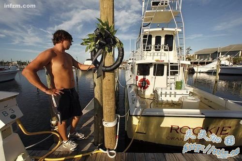 2010年6月24日,美国亚拉巴马州尔斯湾,克鲁斯船长的船。据《每日邮报》报道,美国一负责
清理墨西哥湾漏油的船长克鲁斯23日自杀身亡,有人说他是因为承受不了漏油造成的心理压力自杀。美国专家称墨西哥湾漏油事故已经对民众的心理健康产生危
害。 (CFP/图)