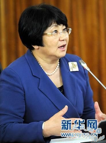 6月27日,吉尔吉斯斯坦临时政府总理奥通巴耶娃在首都比什凯克议会大厦举行的新闻发布会上表示,吉尔吉斯斯坦合法政府将于7月10日之后组建。她说,目
前在临时政府里担任要职的各党派领袖将于7月10日辞职,全力准备参加议会选举。由此产生的职位空缺将由新的人选填补。在此之后,临时政府将成为合法政
府。 新华社记者 沙达提 摄
6月27日,吉尔吉斯斯坦临时政府总理奥通巴耶娃在首都比什凯克议会大厦举行的新闻发布会上表示,吉尔吉斯斯坦合法政府将于7月10日之后组建。她说,目
前在临时政府里担任要职的各党派领袖将于7月10日辞职,全力准备参加议会选举。由此产生的职位空缺将由新的人选填补。在此之后,临时政府将成为合法政
府。 新华社记者 沙达提 摄