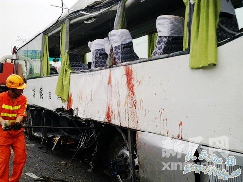 上海一辆大巴追尾轿车后冲下高速已致4人死亡