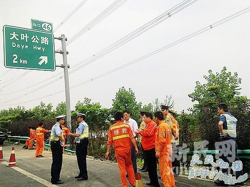 上海一辆大巴追尾轿车后冲下高速已致4人死亡