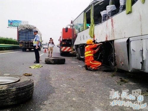 上海一辆大巴追尾轿车后冲下高速已致4人死亡