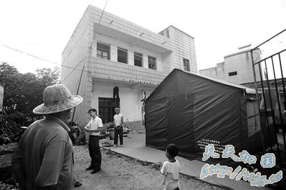 湖北襄阳连发地陷灾害 塌陷面积近2000平米(组图)