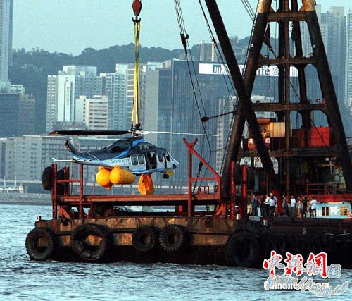 点图查看下一页 图:香港坠海的直升机在湾仔水域捞起