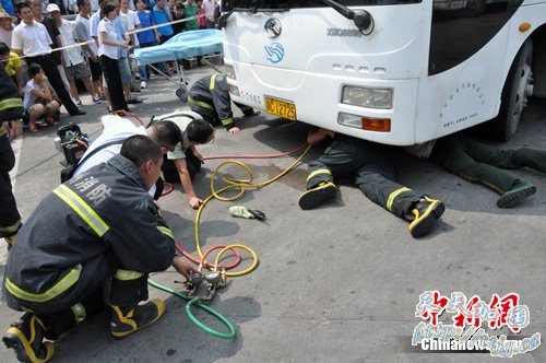 母亲救子心切被卷车轮 司机弃车逃跑(组图)