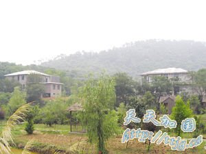 水库堤坝被推低建起两幢豪华别墅(图)
