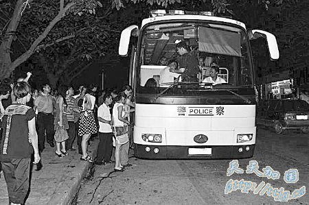 重庆警方突袭13家涉黄娱乐场所 拘留53人