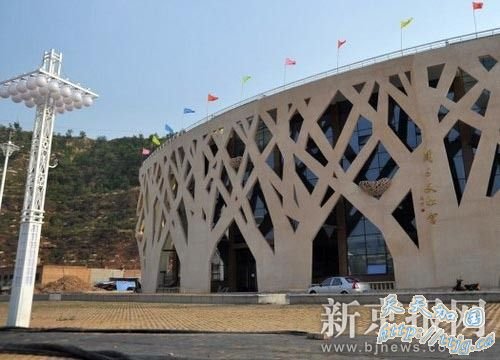 外观酷似鸟巢的蒲子文化宫。读者供图