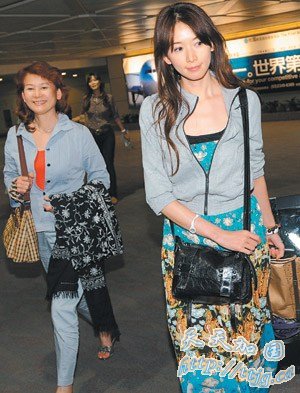林志玲(右)拍完日剧昨晚偕同母亲(左)从东京返台(图片来源:联合报)