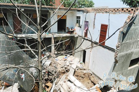 深坑吞掉二层楼 月登阁村百余人紧急撤离(图)