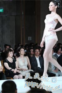 巩俐看秀回应内衣尺寸 无人求证婚变传闻(组图)