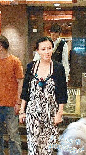 梁朝伟宴亲朋庆结婚两周年
刘嘉玲悉心打扮(图)