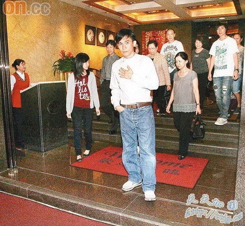 梁朝伟宴亲朋庆结婚两周年
刘嘉玲悉心打扮(图)