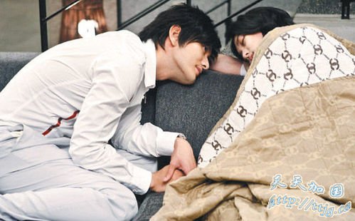 大S(右)盖的毯子印满香奈儿LOGO,被发现是假货。