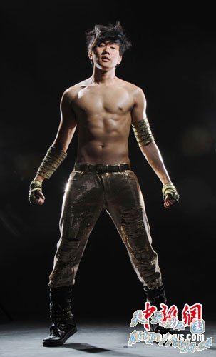 林俊杰演唱会海报曝光
半裸秀“火烧肌”引遐想