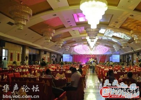 山西一官员为父庆寿 知名歌星性感女郎歌舞助兴(组图)