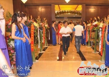 山西一官员为父庆寿 知名歌星性感女郎歌舞助兴(组图)