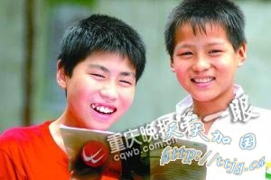 少年捡钱后冒雨步行交警察 父亲患眼疾即将失明