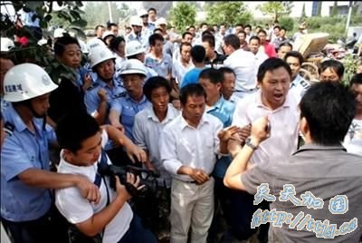 河南息县暴力拆迁致80岁老人住窑洞 村民抗议遭锁喉