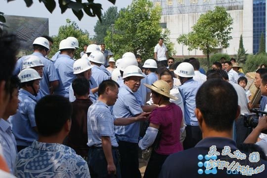 河南息县暴力拆迁致80岁老人住窑洞 村民抗议遭锁喉