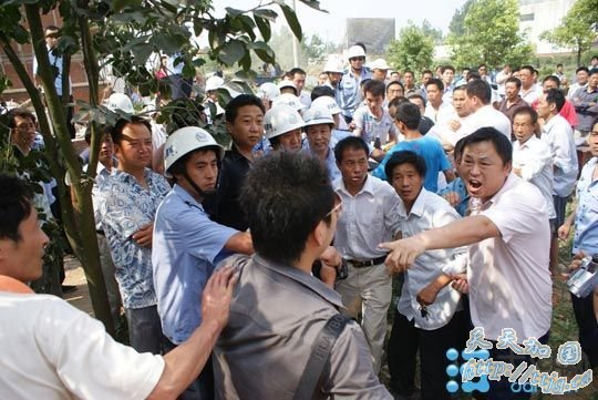 河南息县暴力拆迁致80岁老人住窑洞 村民抗议遭锁喉