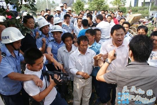 河南息县暴力拆迁致80岁老人住窑洞 村民抗议遭锁喉