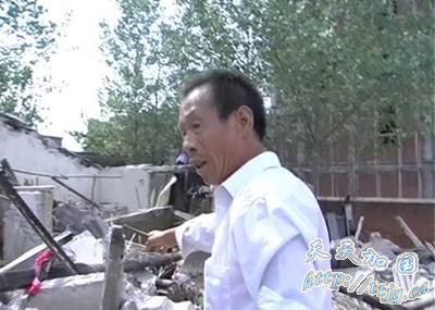 河南息县暴力拆迁致80岁老人住窑洞 村民抗议遭锁喉