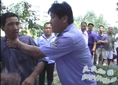 河南息县暴力拆迁致80岁老人住窑洞
村民抗议遭锁喉