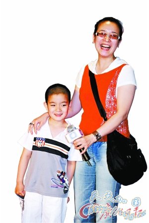 ��С��Ϸ����սǿŮ�˼����ڼ���ֽ�ϻ�(ͼ)