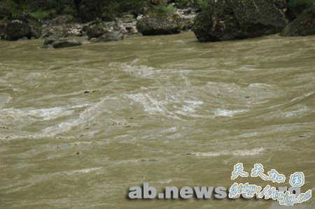 四川甘孜车辆坠河2人死亡24人失踪(组图)