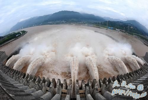 特大洪水顺利通过三峡大坝 刷新1998年峰值记录