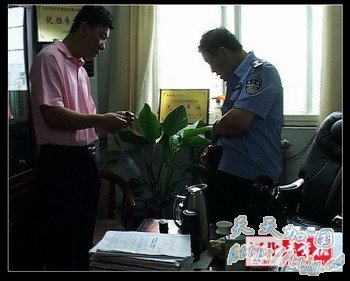 “别开枪,那男的是我爸爸!”(组图)