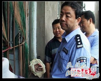 “别开枪,那男的是我爸爸!”(组图)