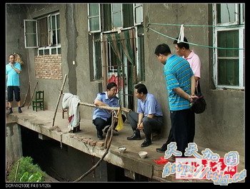 “别开枪,那男的是我爸爸!”(组图)