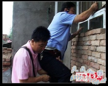 “别开枪,那男的是我爸爸!”(组图)