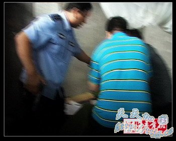 “别开枪,那男的是我爸爸!”(组图)
