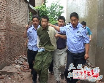 “别开枪,那男的是我爸爸!”(组图)