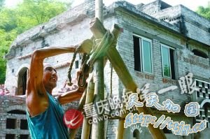七旬老人亲手修小洋楼给老伴当生日礼物(图)